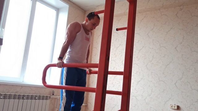 Отжимания на брусьях за 1 минуту. Тренер по воркауту. Октябрь 2023. смотреть онлайн