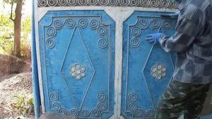 Покраска ворот с узорами