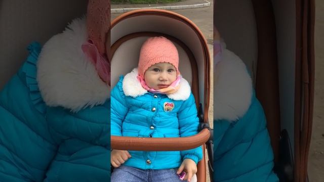 Ева весело гуляет а в мыслях вся едет к подружке Софии на любимой коляске mima xari прогулка смотреть онлайн