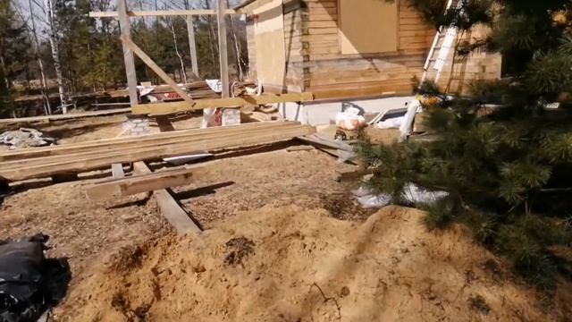 Строительство деревянной теплицы для клубники. Обзор клубники на буграх и под светом.