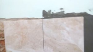 Клеем плитку на кирпич