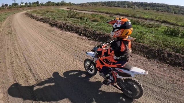 Обучение езде на мотоцикле (мотокросс) детей в Ростовской Области. Захару 6 лет и Амели 8 лет смотреть онлайн