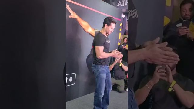 Tiger Shroff dance in CultFit, Punjabi Bagh