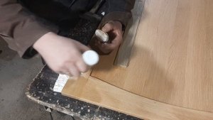 Способ заделки отверстий от петель, вставками.