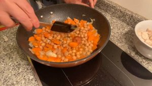 Очень вкусный Кус Кус с куриной грудкой и с консервированным Нутом . Подаём на обед и ужин . Вкусно