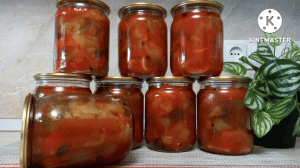 Салат из сладкого перца в томатном соке - это невероятно простая и вкусная заготовка.