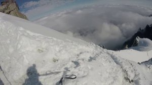 Иду первой в связке по гребню от Aiguille du Midi