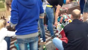 Дети разливают коктейли Молотова в Одессе