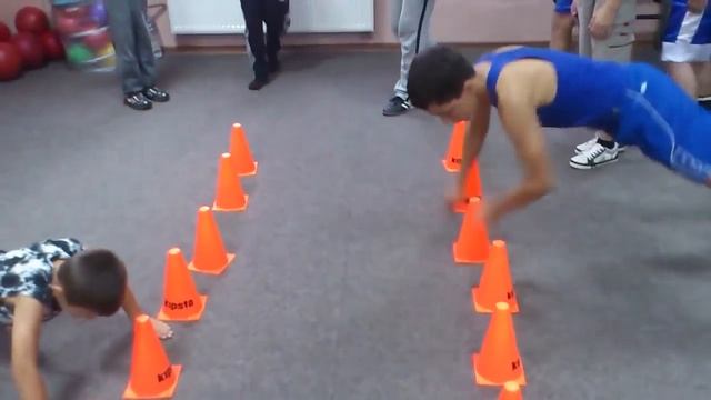 Прыжки на руках через препятствие Jumps on hands through an obstacle смотреть онлайн