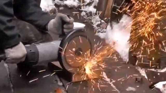 Демонстрация работы УШМ-230/2100М (Интерскол)-1 смотреть онлайн