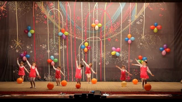 Танец с шарами видео. Танец с шариками. Танец с шарами в детском саду. Танец с шариками воздушными. Танец с шариками на выпускной.