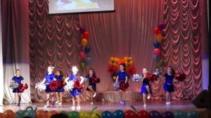 Дети танцуют под зажигательную музыку.