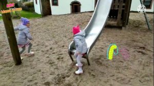 Катаемся на Горке - ПОПОЙ Вперёд! Мама, Аня не пускает меня! //Забавное видео // КИДС Маша и Аня