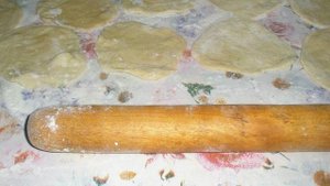 Пирожки из слоеного теста с вареньем
