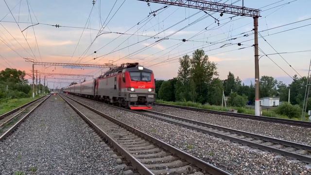 Фирменный поезд «Янтарь» №29Ч следует через станцию Уваровка