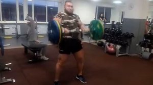 Подъем w-образного грифа на бицепс