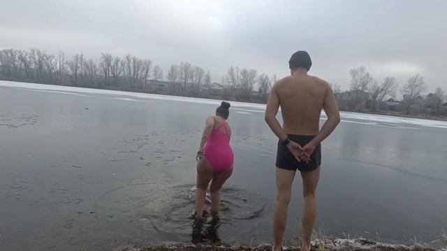 ЛËД! Долбим и окунаемся моржевание в холодной воде. закаливание