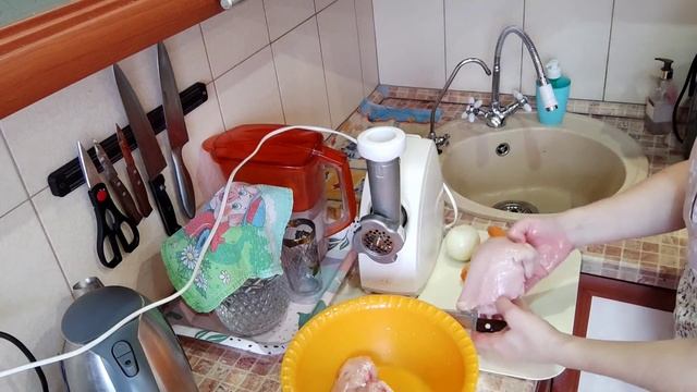 Будни многодетной мамы//Убираем кухню//Готовим из курицы