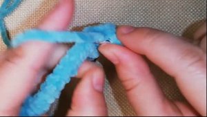 Как связать резинку для волос из плюшевой пряжи