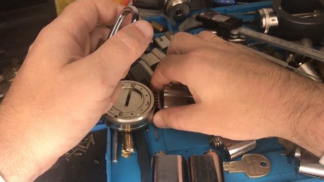 Вскрытие кодового замка Basi смотреть онлайн