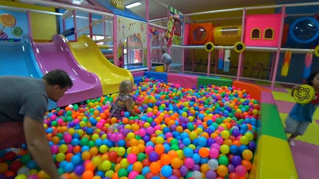 Тайланд 2020. Илона играет в Rawai Park Пхукет. Игровая комната в Раваи парк. Рыбный рынок в Раваях