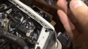 Как снять \ поставить значок капота на Мерседес W124, W201, W210, W202, W140, W126 и многих других