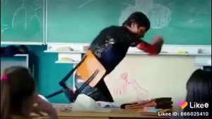 Жестокие детки издеваются над учителями.