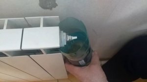 Как удалить воздух из радиатора отопления.Как промыть радиатор отопления.Как избежать брызг воды .