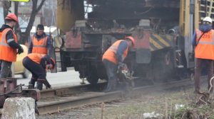 Ремонт железной дороги: работа ж/д крана, выгрузка балласта из вертушки