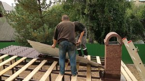 Накрываем крышу на беседке