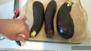 Запекаю баклажаны в духовке для салата