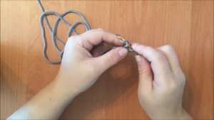 Жгут крючком. Ручка для сумки крючком. Как связать ручку для сумки из шнура. Вязаные ручки.