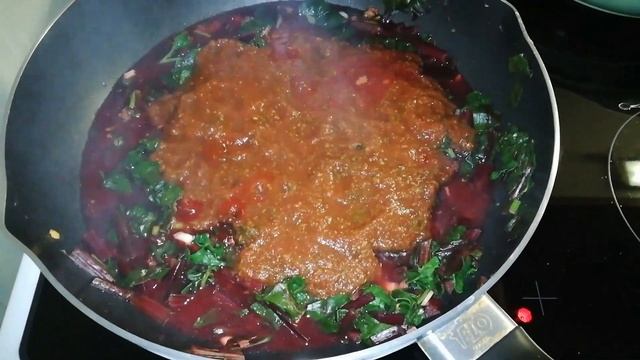 жарим яичницу с бурачными листьями......... смотреть онлайн