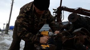 КрАЗ 255б откручиваю стремянки,,мясорубкой гайковёртом,,237,,