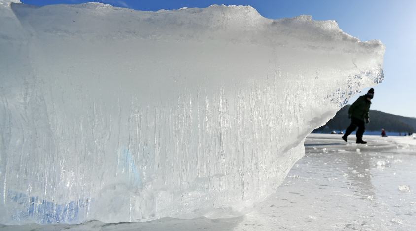 Группа школьников оказалась на дрейфующей льдине и пропала во Владивостоке