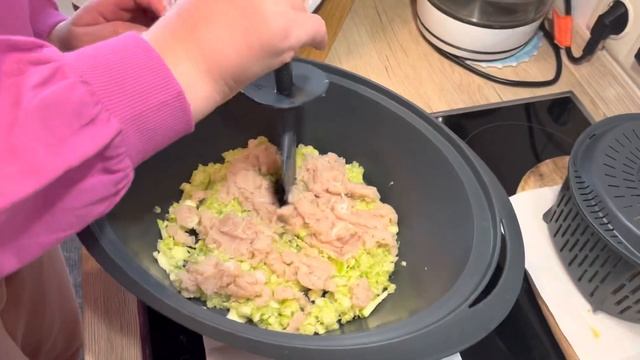 ПОЛЕЗНАЯ ДЕТСКАЯ КАША ИЗ ЦУКИНИ, КАРТОФЕЛЯ И КУРИЦЫ/BABYBREI AUS KARTOFFEL, ZUCCHINI UND HÄHNCHEN смотреть онлайн