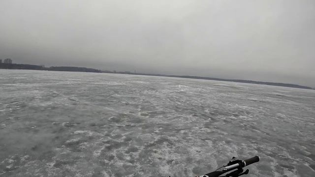 Качу на ремонт фэтбайк по подтаявшему льду озера Сенеж.3 километра по озеру.Температура плюс 10. смотреть онлайн