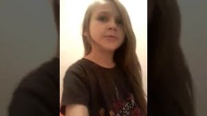 Показала лица на камеру