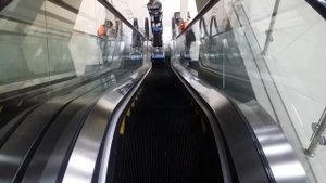 Эскалаторы нужно тоже мыть. Промывка эскалатора в ТЦ "Лето"