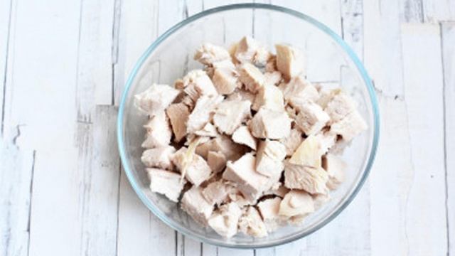 Салат с курицей свеклой и грецким орехом