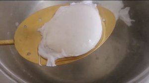 Яйцо Бенедикт с голандским соусом, грибами и кабачком