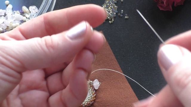 Мастер-класс, как оплести быстро и оригинально камень бусинами. Брошь с натуральными камнями. смотреть онлайн