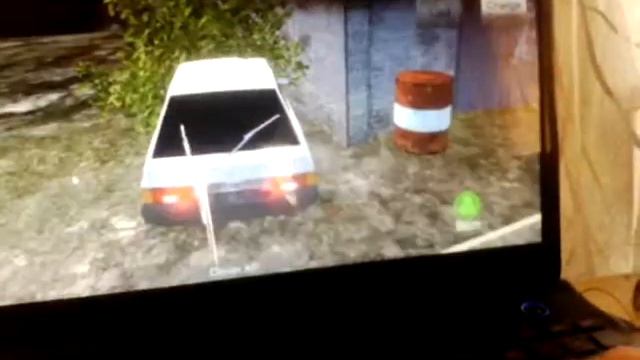 Человек лежит на капоте смотреть онлайн