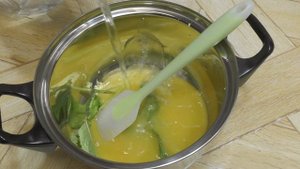 Лимонад с мятой, мёдом и имбирём. Очень вкусный и отлично уталяет жажду. Готовить вкусно, просто.