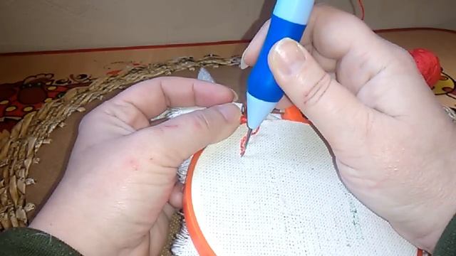 Ковровая вышивка. Как вставить нить в иглу.