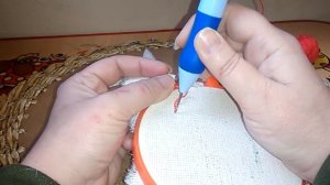 Ковровая вышивка. Как вставить нить в иглу.