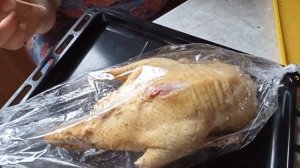 Утка с яблоками в рукаве.
