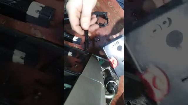 Разборка, смазка заварочного блока Delonghi, разбрасывает кофе на поддон. смотреть онлайн