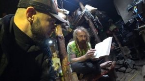 Отшельник в землянке. Пьем воду из ручья возле трассы и говорим о Пушкине.