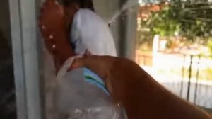 Лизу Найс обливают водой 24 часа